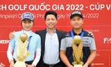 Ông Nguyễn Thái Dương (giữa)- HLV trưởng đội tuyển golf Việt Nam và hai học trò Khuê Minh- Anh Minh (hai nhà đương kim vô địch quốc gia)