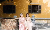 Hari Won làm thợ chụp ảnh cho mẹ ruột người Hàn trong chuyến du lịch Đà Nẵng