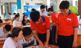 TP.HCM: Chiến sĩ Hoa Phượng Đỏ tích cực hỗ trợ công tác tư vấn nhập học khối 10