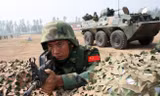 Một binh sĩ Quân Giải phóng Nhân dân Trung Quốc (PLA) tại căn cứ ở Thấm Dương, Hà Nam, Trung Quốc