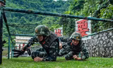 Hai binh sĩ đang trải qua quá trình huấn luyện ở Sùng Tả, Khu tự trị Choang Quảng Tây