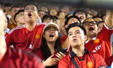 Fan MU phủ sắc đỏ trên sân vận động Hòa Xuân