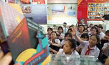 Bạn trẻ đổ về tham quan Nhà trưng bày Hoàng Sa
