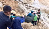 Đường sá sạt lở chia cắt, người dân phải vượt 20km đường rừng để đưa sản phụ đi cấp cứu. ảnh CTV