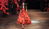 Tăng Thanh Hà đẹp không tì vết, 'tái xuất' sàn catwalk