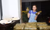 Mỹ Tâm giản dị quây quần bên gia đình ngày Tết, trổ tài nấu bánh tét