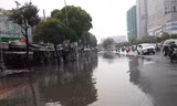 Nhiều đường ở TPHCM ngập nặng sau cơn mưa trái mùa