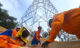 Công nhân mướt mồ hôi dựng cột điện 500kV mạch 3 dưới nắng nóng 40 độ C