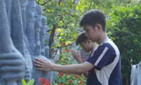 Thí sinh lên đền Hoàng Đế Quang Trung thắp hương, xoa tượng cầu may 