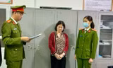 Cơ quan Cảnh sát điều tra thực hiện các thủ tục tố tụng đối với bị can Nguyễn Thị Huế (áo đỏ)