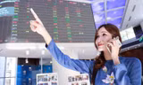Cổ phiếu nhà tỷ phú bứt phá, VN-Index chạm đỉnh mới
