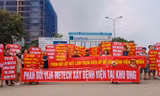 Cư dân xuống đường băng rôn vì 'nhồi' thêm bệnh viện vào khu đô thị