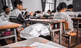 Cơn buồn ngủ ập đến, nữ sinh liền nghĩ ra tư thế ngủ cực “khó đỡ” nhằm tránh bị phát hiện