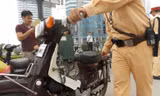 Hà Nội: Thu giữ hàng loạt xe máy cũ nát chạy trên đường