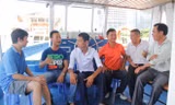 Cuộc hội ngộ của những người bị nạn và ân nhân. Ảnh: Thanh Trần. 
