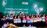 Trong không khí ấm cúng tại buổi lễ ra mắt chương trình, ông Vũ Tiến Dũng, TGĐ UNIBEN, thay mặt nhãn hàng “3 Miền” đã trao tặng 15 suất học bổng, trị giá 2 triệu đồng/suất và dụng cụ học tập cho các em học sinh vượt khó học giỏi.