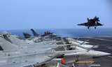 Máy bay chiến đấu Rafale của hải quân Pháp hạ cánh xuống tàu Charles de Gaulle. (Nguồn: AFP/TTXVN)