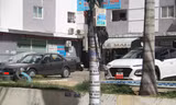 Ô tô đậu, đỗ trước khuôn viên chung cư thu nhập thấp Long Thịnh. Ảnh: Tr.Định