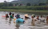 ​ Những ngày qua, nhiệt độ nhiều nơi trên cả nước lên tới 40 độ C, Tuy vậy, những đồng bào Hrê vẫn mưu sinh bất chấp cái nắng như đổ lửa. Ảnh Ng. Ngọc