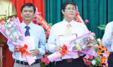 Hai ông Võ Ngọc Hòa (phải) và Lê Tấn Thảo tại lễ nhận quyết định bổ nhiệm Chủ tịch và Phó chủ tịch huyện Đông Hòa vào tháng 1/2026, nay đều đã bị khởi tố. Ảnh PYO