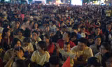 Trải bạt, thức xuyên đêm chờ xem diễu binh, diễu hành sáng 30/4