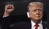 Áo in hình nắm đấm của ông Trump tạo cơn sốt