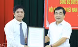 Phó Bí thư Thường trực Tỉnh uỷ Thái Bình (phải) trao quyết định cho tân Chủ tịch Hội Nông dân Thái Bình Lê Hồng Sơn - Ảnh: BTB