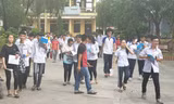Thí sinh Nam Định phấn khởi rời phòng thi vì đề dễ - Ảnh: Hoàng Long