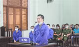 Bị cáo Phan Văn Sầm (đứng) cùng 3 bị cáo ra tòa lĩnh án .Ảnh: P.O