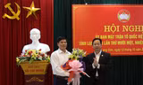 Ông Nông Lương Chấn (bìa trái) nhận hoa chúc mừng của lãnh đạo tỉnh ủy Lạng Sơn *ảnh: Hoàng Huấn