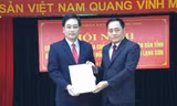 Tân giám đốc sở Tài chính Vũ Hoàng Quý (bìa trái) nhận quyết định từ lãnh đạo UBND tỉnh Lạng Sơn .Ảnh: Duy Chiến 
