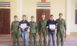 Hai đối tượng Thái và Đại (cầm biển) bị lực lượng biên phòng Tân Thanh bắt giữ khi đưa người qua biên giới trái phép .Ảnh: Duy Chiến 