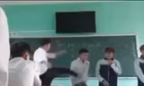 Giáo viên Khúc Xuân Hòa đá vào một học sinh. Hình ảnh cắt từ clip trên mạng