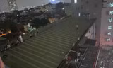 Cháy tòa nhà cao tầng trên đường Láng, nhiều người trèo lên nóc nhà thoát thân