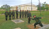 Chiến sĩ mới Trung đoàn Tu Vũ thi tài bắn súng, ném lựu đạn và đánh thuốc nổ 