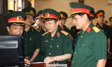 Thiếu tướng Nguyễn Hữu Hùng (khi đó đang là thượng tá, đầu tiên từ phải qua) cùng lãnh đạo Tổng cục Kỹ thuật kiểm tra nhà điều hành khu kỹ thuật của Lữ đoàn Công binh 249.