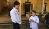 Thứ trưởng Lê Hải An hỏi thăm động viên em Lý Thị Ban tại điểm thi trường THPT Nà Giàng, huyện Hòa An, Cao Bằng tại kỳ thi THPT quốc gia 2019 ảnh: NGHIÊM HUÊ 