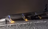 Máy bay gặp sự cố khi hạ cánh trong bão tuyết ở Kaliningrad. Ảnh: RT