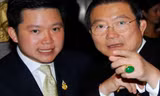 Tỷ phú Charoen Sirivadhanabhakdi (bên phải) và con trai, Thapana - hiện đang là CEO của Thaibev.
