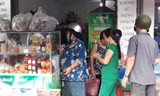 Dù khá nhỏ, quán chay bên cạnh chợ Hòa Bình (quận 5) rất đông khách.