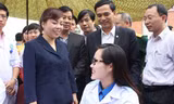 Bộ trưởng Bộ Y tế Nguyễn Thị Kim Tiến động viên bác sĩ trẻ Doãn Thanh Hương từ Hà Nội tình nguyện nhận công tác tại Điện Biên (Nguồn: An ninh thủ đô)