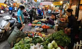 Sắm Tết ở 'chợ nhà giàu' giữa phố cổ Hà Nội