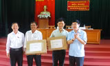 Đoàn đại biểu tặng máy tính cho các xã khó khăn.