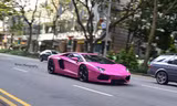 Lamborghini Aventador 'đồng bóng' với sơn hồng