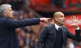 Guardiola (phải) thích ứng rất nhanh với môi trường bóng đá nổi tiếng khắc nghiệt như nước Anh. Ảnh: Reuters.
