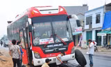 Nhà xe thay bánh phải phía trước bị cháy và khắc phục sự cố để tiếp tục hành trình.