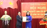 Đồng chí Bùi Thị Minh Hoài, Bí thư Trung ương Đảng, Trưởng Ban Dân vận Trung ương trao quyết định của Bộ Chính trị cho đồng chí Điểu Kré