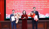Phó Chủ tịch Thường trực UBND tỉnh Bắc Giang Mai Sơn (ở giữa) trao quyết định nghỉ hưu trước tuổi cho Chánh Văn và Phó Chánh Văn phòng UBND tỉnh Bắc Giang.
