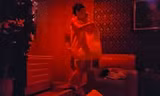 Kỹ thuật viên cơ sở massage X dọn dẹp sau ca làm việc