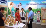 Đại diện Vinamilk giới thiệu đến người tiêu dùng Phillippines những sản phẩm sữa đặc & sữa chua uống được phát triển mẫu mã, hương vị theo khẩu vị địa phương.